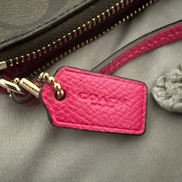 Coach wristlet - Picture 7 of 8